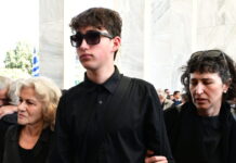 Βασίλης Ρίζος: Τελευταίο αντίο στον γιο της Θεανώς Φωτίου – Τσίπρας και Κακλαμάνης στην πολιτική κηδεία