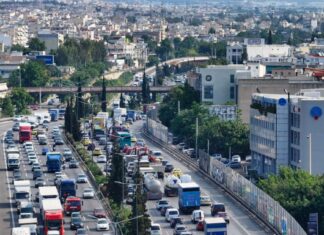 Οι οδηγοί στην Αθήνα χαλούν 143 ώρες τον χρόνο κολλημένοι στην κίνηση