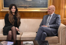 Συνάντηση Νίκου Δένδια με την Κίμπερλι Γκιλφόιλ: Στο επίκεντρο η σύμπραξη Ελλάδας με με την Εθνική Φρουρά της Φλόριντα