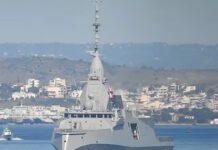 Η φρεγάτα «Κίμων» έφτασε στον Πειραιά – Στιγμιότυπα από την εντυπωσιακή της άφιξη στο λιμάνι