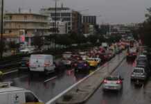 Κίνηση στους δρόμους: Ουρές χιλιομέτρων στην κάθοδο του Κηφισού λόγω της βροχής – Χάος σε Ποσειδώνος και Αττική Οδό