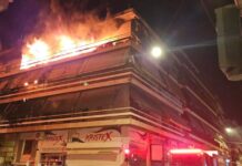 Τραγωδία στον Κολωνό με δύο νεκρούς: Βίντεο με τις φλόγες να τυλίγουν το διαμέρισμα