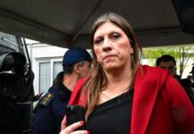 Ζωή Κωνσταντοπούλου: «Αστυνομοκρατία» – Τα βίντεο που ανέβασε στο TikTok μέσα από τη δίκη για τα Τέμπη