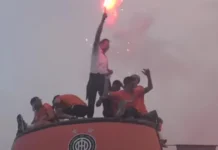 ΟΦΗ: Ο Χρήστος Κόντης άναψε καπνογόνο και σηκώθηκε όρθιος στο ανοικτό πούλμαν των Κρητικών, ζήτησε γεμάτο γήπεδο με Άρη