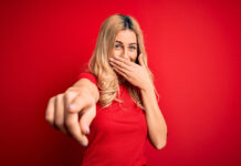 Χαιρεκακία: Γιατί χαμογελάμε όταν υποφέρει ένας «αντίπαλος»;