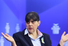 Λάουρα Κοβέσι από Δελφούς: «Δεν υπάρχει καθαρή χώρα, υπάρχει διαφθορά παντού»