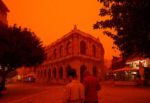 Αφρικανική σκόνη στην Κρήτη: Η viral γιαγιά που ανησυχεί για την Δευτέρα Παρουσία και οι εικόνες που κάνουν τον γύρο του κόσμου