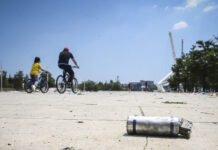 Μενίδι: «Υπήρχε μια αναμμένη κροτίδα και πήγε να βάλει επιπλέον μπαρούτι» αποκαλύπτει ο αδερφός του 14χρονου που τραυματίστηκε στο χέρι