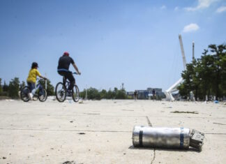 Μενίδι: «Υπήρχε μια αναμμένη κροτίδα και πήγε να βάλει επιπλέον μπαρούτι» αποκαλύπτει ο αδερφός του 14χρονου που τραυματίστηκε στο χέρι