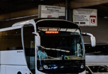 Αγρίνιο: Οδηγός ΚΤΕΛ φαίνεται να αποκοιμήθηκε και να έστειλε το λεωφορείο πάνω στις προστατευτικές μπαριέρες