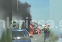 Λάρισα: Αυτοκίνητο τυλίχθηκε στις φλόγες στη μέση του δρόμου – Δείτε βίντεο