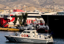 Αυτοκίνητο έπεσε στο λιμάνι του Πειραιά: Στο «Αττικό» ο οδηγός