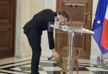 Ο Εμανουέλ Μακρόν γνώρισε τον Πίνατ – Φωτογραφίες από τα χάδια και τα παιχνίδια με τον σκύλο του Κυριάκου Μητσοτάκη