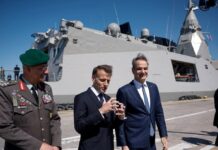 Κυριάκος Μητσοτάκης – Εμανουέλ Μακρόν: Εντυπωσιακές εικόνες από την επίσκεψη στη φρεγάτα «Κίμων»