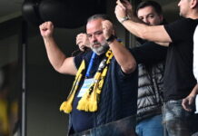 Ο Μάριος Ηλιόπουλος αποθεώθηκε από τους οπαδούς της ΑΕΚ έξω από την Allwyn Arena