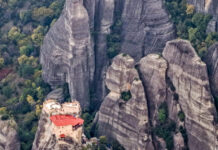 Μετέωρα: Γυναίκα έπεσε από τα βράχια μοναστηριού και σκοτώθηκε