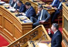 Στη σκιά της περιπέτειας υγείας του Γιώργου Μυλωνάκη η σύγκρουση Μητσοτάκη – Ανδρουλάκη στη Βουλή – Η πρόταση για αναβολή της συζήτησης και η απάντηση του Μαξίμου