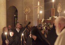 Κυριάκος Μητσοτάκης και Μαρέβα Γκραμπόφσκι στον Επιτάφιο στην Ιερά Μονή Μεταμορφώσεως του Σωτήρος στα Χανιά