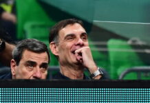 Ο Γιώργος Μπαρτζώκας έψαχνε τους δημοσιογράφους: «Είμαστε μόνοι μας, τέλεια» είπε χαμογελαστός