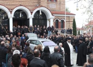 Κηδεία Στέφανου Μπορμπόκη: Συγκίνηση στο τελευταίο «αντίο» στον παλαίμαχο ποδοσφαιριστή