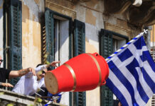 Κέρκυρα: Έσπασαν και φέτος οι «Μπότηδες» για την πρώτη Ανάσταση – Εντυπωσιακά πλάνα από το μοναδικό έθιμο