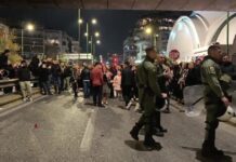 Ανάσταση με τα ΜΑΤ στον Νέο Κόσμο – Μπλόκο στο «έθιμο» με τις μολότοφ, 3 συλλήψεις