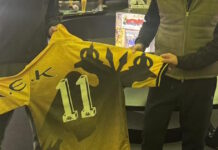 Ντέμης Νικολαΐδης: Η ιστορική του φανέλα από το λασπωμένο ΑΕΚ – Ολυμπιακός του 1997 στο Μουσείο της Ένωσης