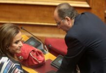 ΠΑΣΟΚ: Σεξιστική επίθεση με στοιχεία ηλικιακού ρατσισμού το retweet Λαζαρίδη που «στέλνει» τη Μπακογιάννη για σοκολατάκια