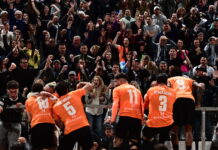 ΠΑΟΚ – ΟΦΗ: Ο Τιάγκο Νους έκανε το 1-2 στον τελικό και έτρεξε για να πανηγυρίσει με τη μητέρα του στα κάγκελα του Πανθεσσαλικού