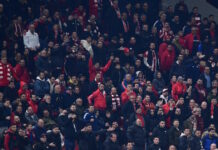 Οπαδοί του Ολυμπιακού στην προπόνηση, ενόψει Παναθηναϊκού: «Να ματώσετε τη φανέλα»