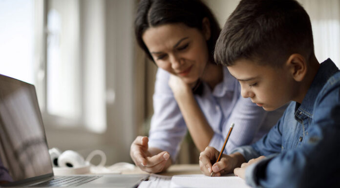 Πώς να βοηθήσεις το παιδί με τα μαθήματα στο σπίτι