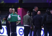 Ο Παναθηναϊκός αρνείται να βγει να παίξει στο δεύτερο ημίχρονο κόντρα στον Αθηναϊκό, ζητώντας να μπουν στο γήπεδο οι οπαδοί του