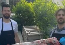 Άλεκ Πίτερς και Τζορτζ Πάπας σούβλισαν αρνί για το Πάσχα