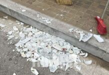 Πάτρα: Με λάμπες, πιάτα και κροτίδες γιόρτασαν την πρώτη Ανάσταση