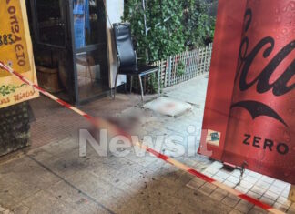 Εξάρχεια: Εκτός κινδύνου ο 50χρονος περιπτεράς που δέχτηκε επίθεση με μαχαίρι – Αναζητούνται οι δύο δράστες