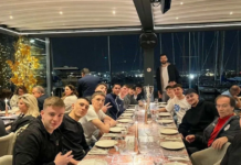 Ο Άλεκ Πίτερς υποδέχθηκε στο εστιατόριό του την πρωταθλήτρια ομάδα μπάσκετ εφήβων του Ολυμπιακού