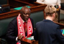 Ο πατέρας του Βενσάν Κομπανί εμφανίστηκε με κασκόλ της Μπάγερν Μονάχου στο κοινοβούλιο του Βελγίου