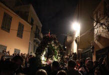 Κατάνυξη στη σκιά της Ακρόπολης – Χιλιάδες πιστοί στους Επιταφίους της Πλάκας