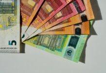 Bloomberg: Στο 4,9% το πλεόνασμα του 2025 για την Ελλάδα – Τι αναφέρει για τα νέα μέτρα στήριξης