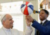 Ο Πάπας Λέων συνάντησε τους Harlem Globetrotters στο Βατικανό και έμαθε κόλπα με την μπάλα του μπάσκετ