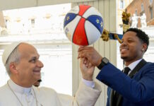 Ο Πάπας Λέων συνάντησε τους Harlem Globetrotters στο Βατικανό και έμαθε κόλπα με την μπάλα του μπάσκετ