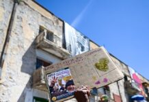 Προσφυγικά: Εισβολή στο δημοτικό συμβούλιο της Αθήνας, με συνθήματα και σημαίες