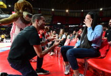 Οπαδός του Ολυμπιακού έκανε πρόταση γάμου στην αγαπημένη του στο παιχνίδι με τον Άρη