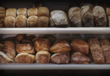 Ακρίβεια: Πού κυμαίνονται οι τιμές σε αρνιά, ψωμί & σουβλάκι