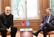 Ο Έντι Ράμα ντυμένος για ποτάκι στο Μαξίμου στη συνάντηση με τον Κυριάκο Μητσοτάκη – Έριξε το φταίξιμο στο πρωτόκολλό του