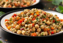 Σαλάτα κινόα με λαχανικά και ρεβίθια