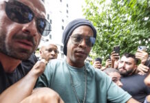 Ροναλντίνιο: Παραδόθηκε η ύποπτη για το πλαστό διαβατήριο του Βραζιλιάνου, που έφερε τη σύλληψή του το 2020
