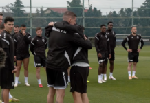 Οι παίκτες του ΠΑΟΚ αγκάλιασαν τον Ραζβάν Λουτσέσκου στην πρώτη προπόνηση μετά το θάνατο του πατέρα του, Μιρτσέα