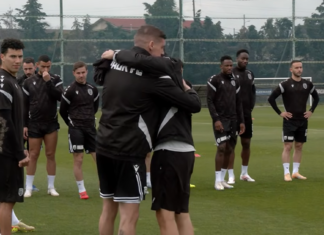 Οι παίκτες του ΠΑΟΚ αγκάλιασαν τον Ραζβάν Λουτσέσκου στην πρώτη προπόνηση μετά το θάνατο του πατέρα του, Μιρτσέα