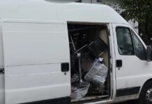 Φόρτωναν κλεμμένες μηχανές σε βαν, τις έκρυβαν σε αποθήκη στον Πειραιά και τις πουλούσαν για ανταλλακτικά